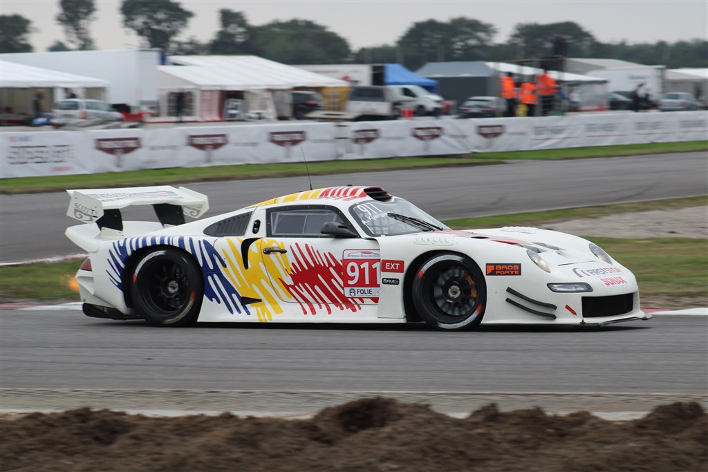 Andreas Kjærgaard var fyr og flamme i den Porsche lignende Scotty, selvom turboslangen hoppede af igen i Heat 1. Da den først sad fast, og der kom lidt vand fra oven, var han super hurtig på den våde asfalt, i forhold til konkurrenterne.
(Foto: JJ Media)